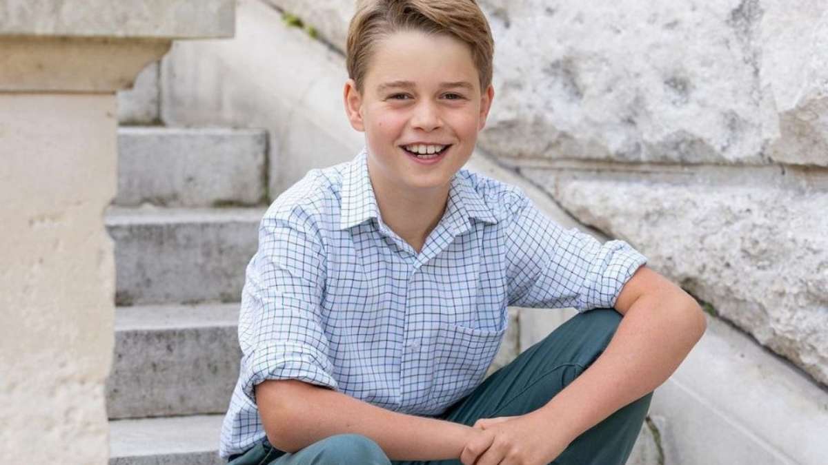 El príncipe George sonríe en un retrato oficial con motivo del décimo aniversario
