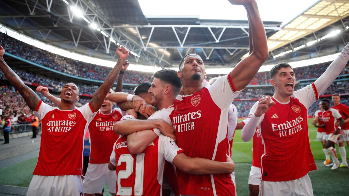 Arsenal quebra enguiço, bate Manchester City e é co-líder em