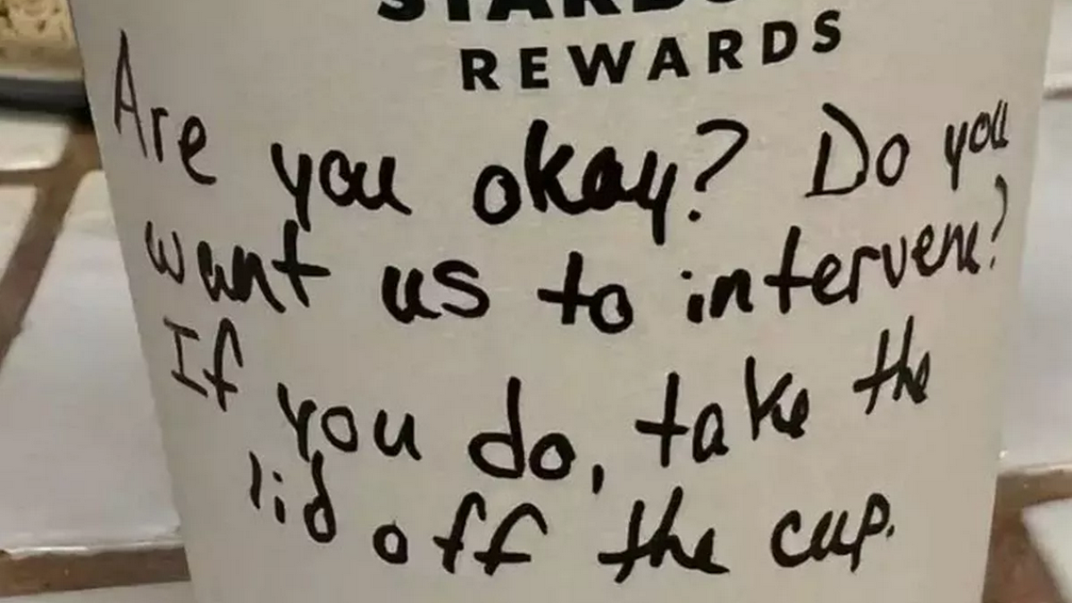 A Starbucks employee helps a lonely teen with a message in a mug