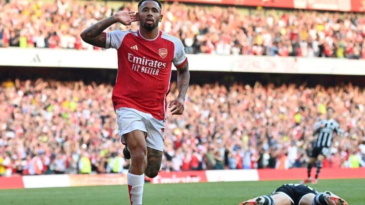 Arsenal vira sobre Manchester United com gols de Rice e Jesus