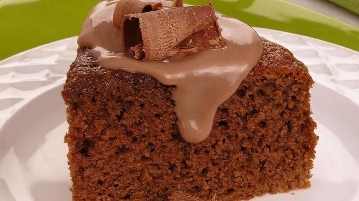 Como fazer bolo de chocolate simples: receita fácil fica fofinha e  molhadinha, Delicioso Receitas