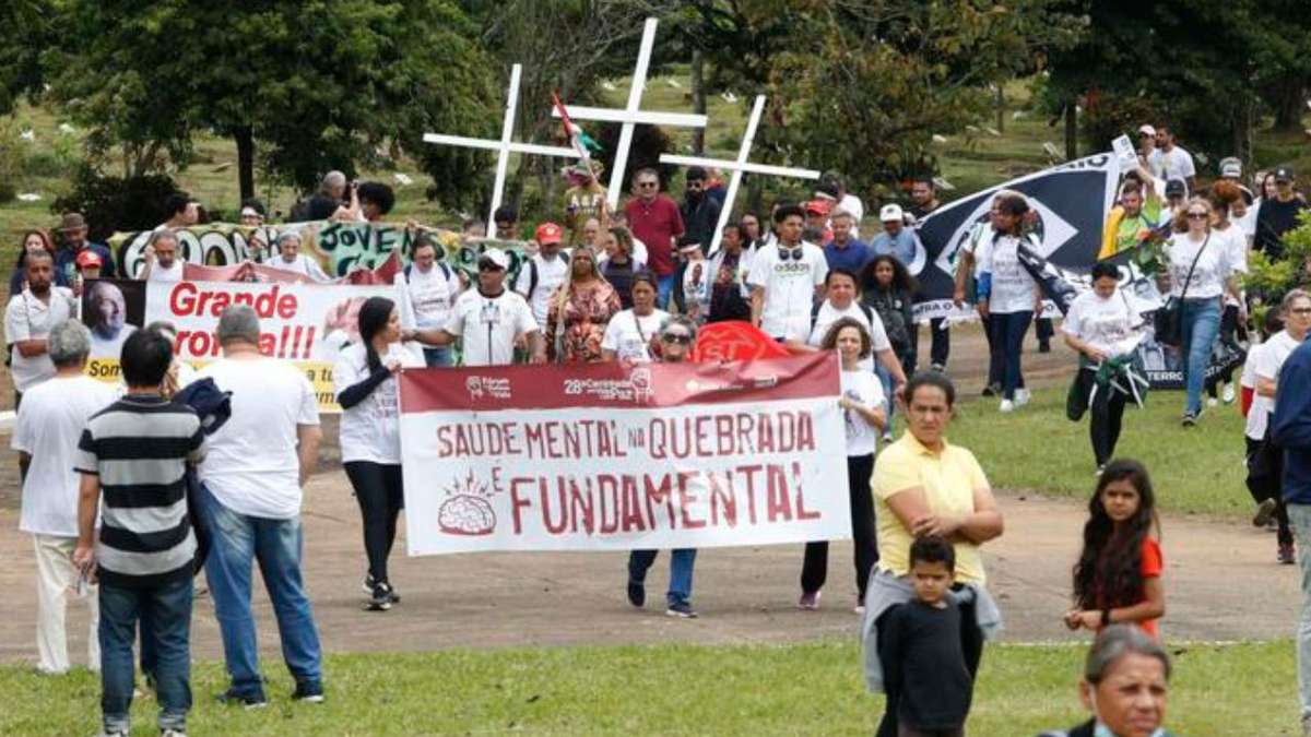 Moradores fazem caminhada e pedem paz durante manifestação em