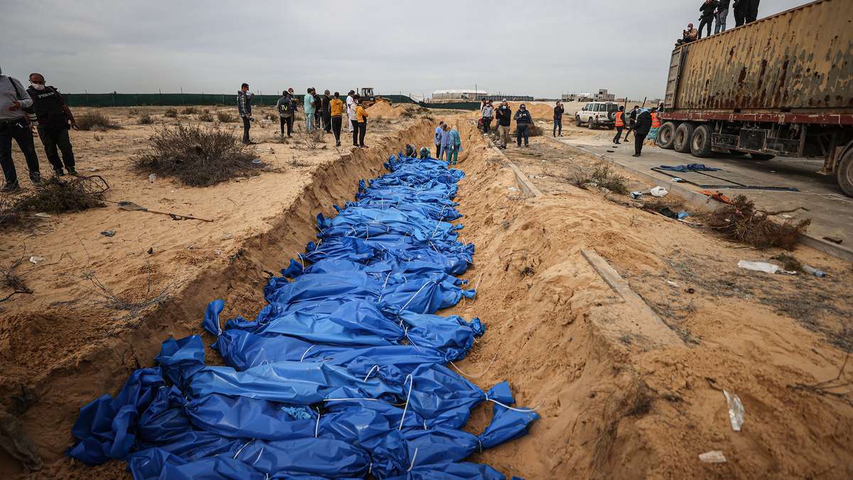Más de 100 palestinos fueron enterrados en una fosa común en Gaza