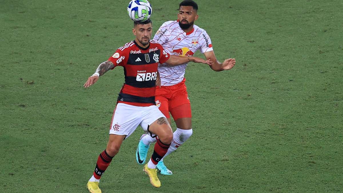 Arrascaeta resolve, Flamengo vence Bragantino e agita reta final