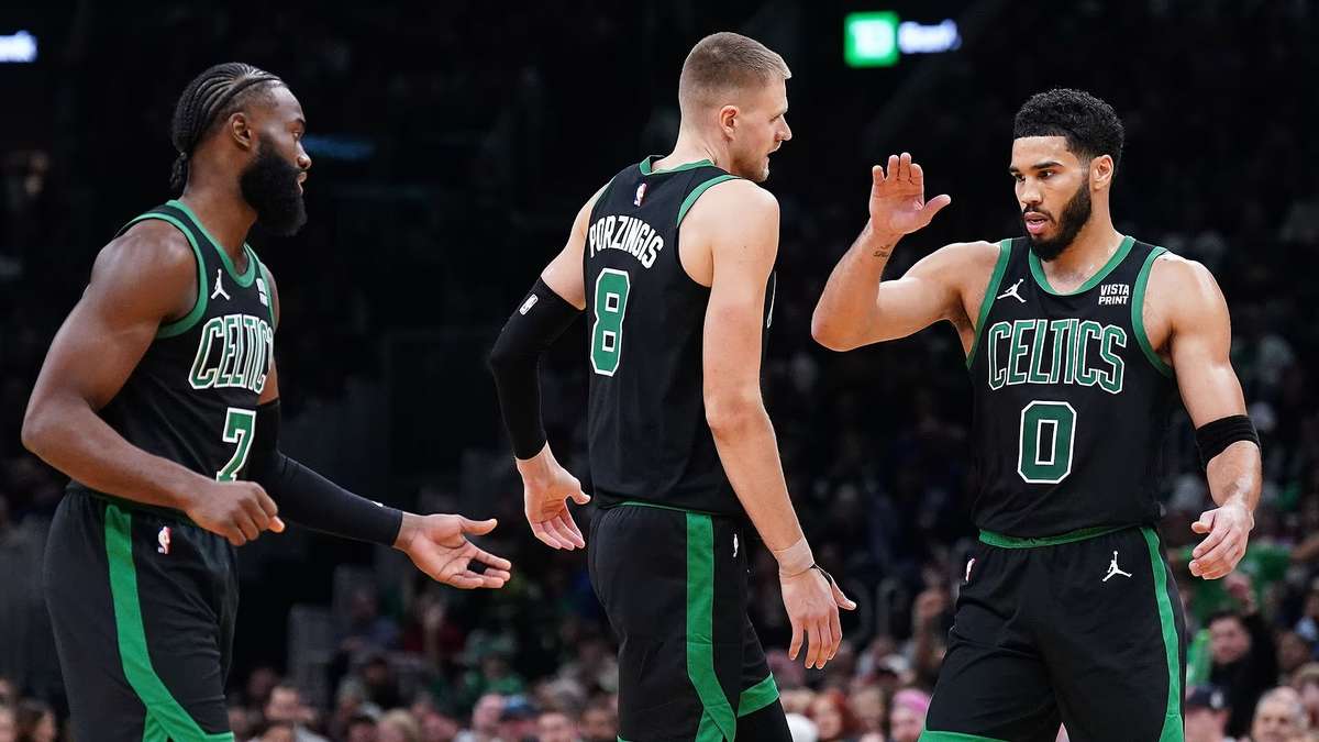 Bucks sofrem, mas vencem Boston Celtics em duelo de líderes na NBA