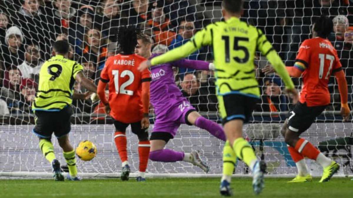 Líder Arsenal sofre para vencer em Luton, Wolves volta às vitorias