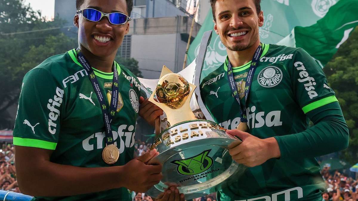 Festa na madrugada: jogadores do Palmeiras são recebidos por torcida no CT