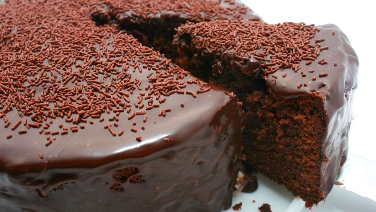 Bolo de chocolate molhadinho: a melhor receita que você vai provar