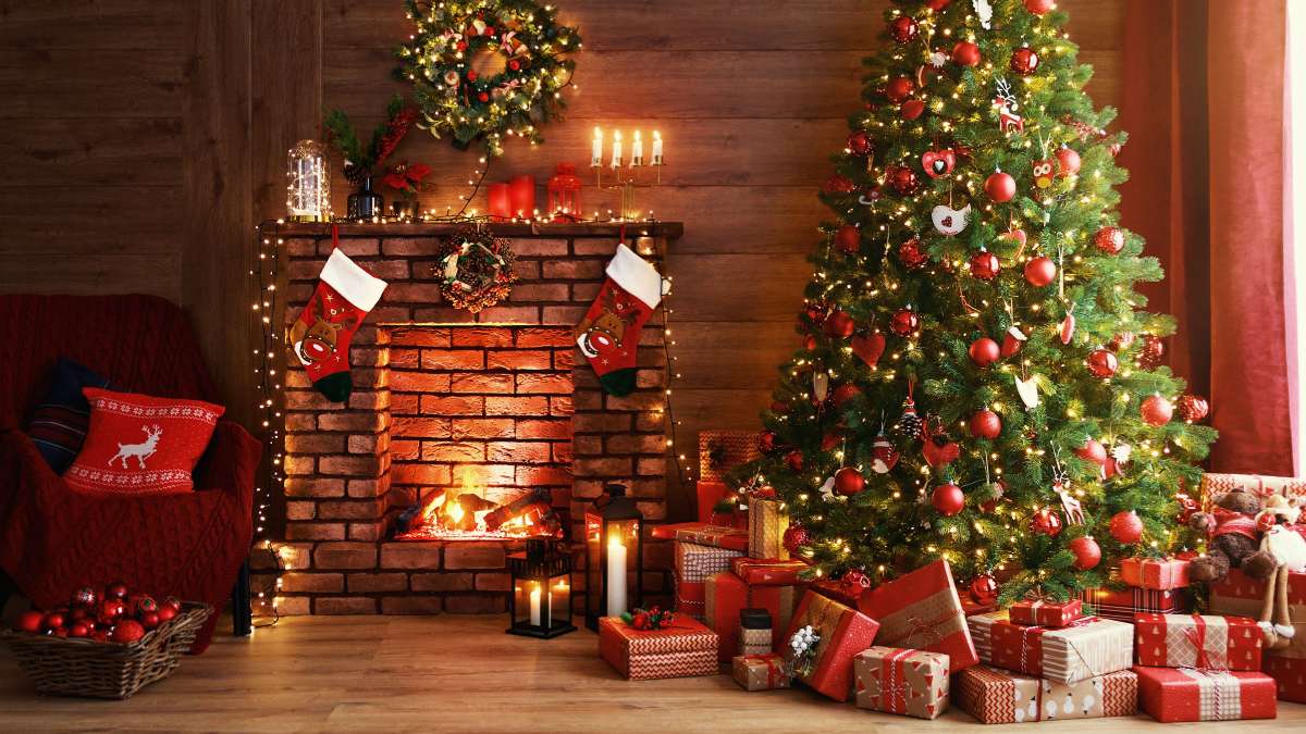 Saiba como montar uma árvore de Natal decorada com perfeição