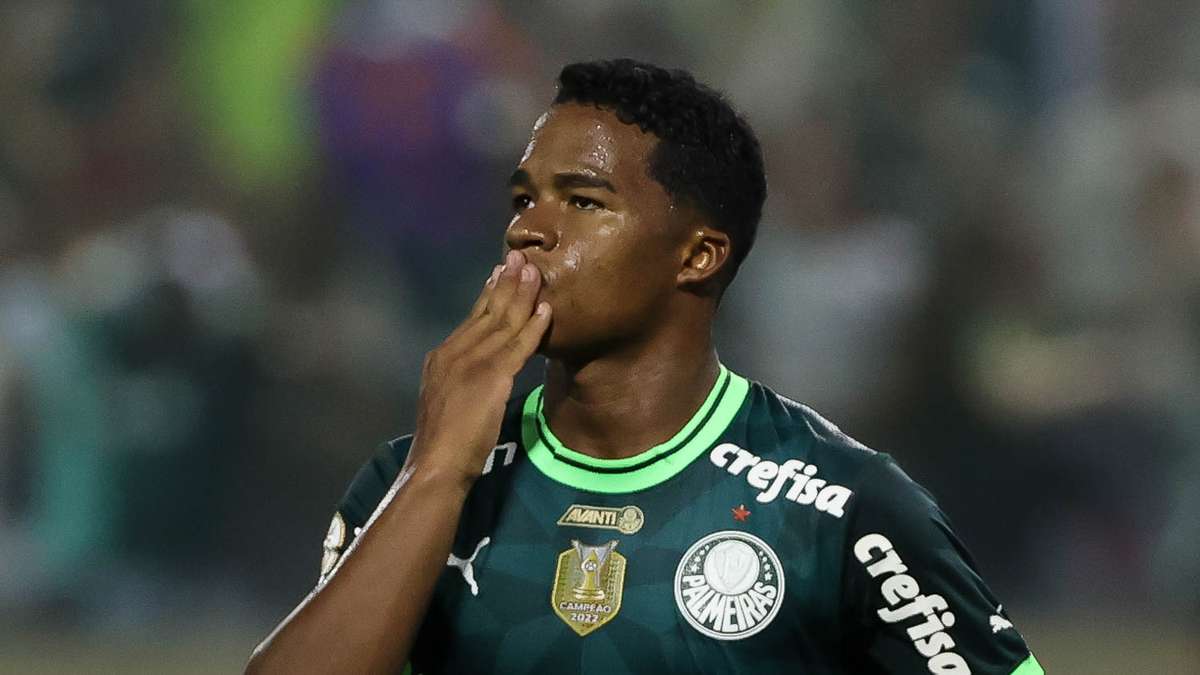 Capitão de time da Premier League desmaia em campo, e jogo é encerrado