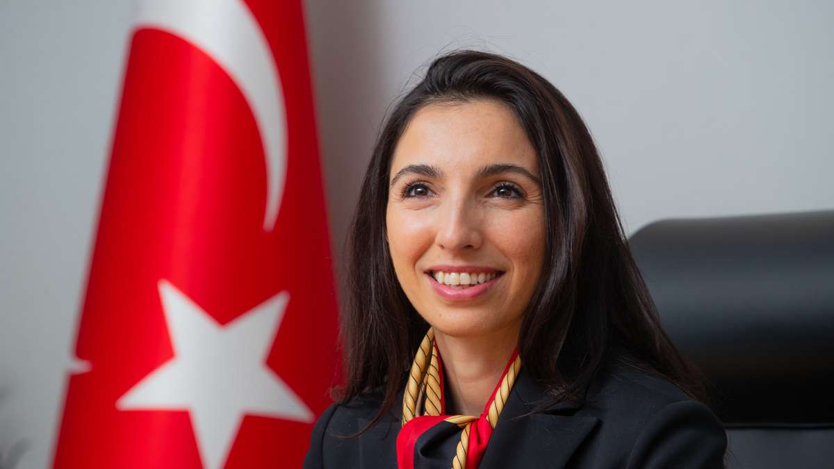 The governor of the Turkish Central Bank goes to live with her parents after inflation rises