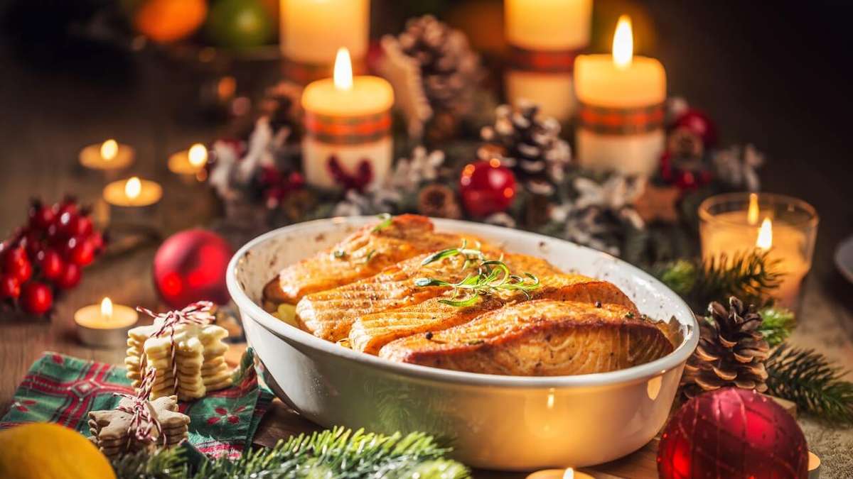 Der Ernährungsberater bereitet ein passendes und leckeres Abendessen zu;  sehen