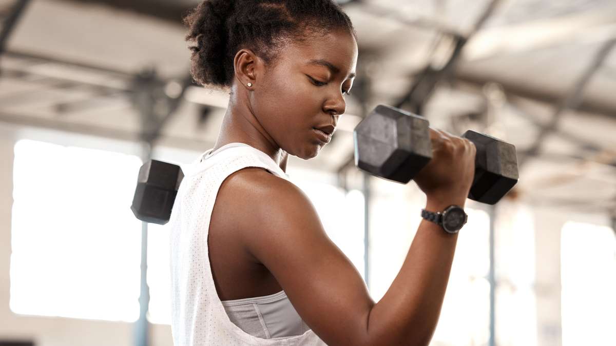 Treino de braço não deixa mulher musculosa; veja mitos e verdades