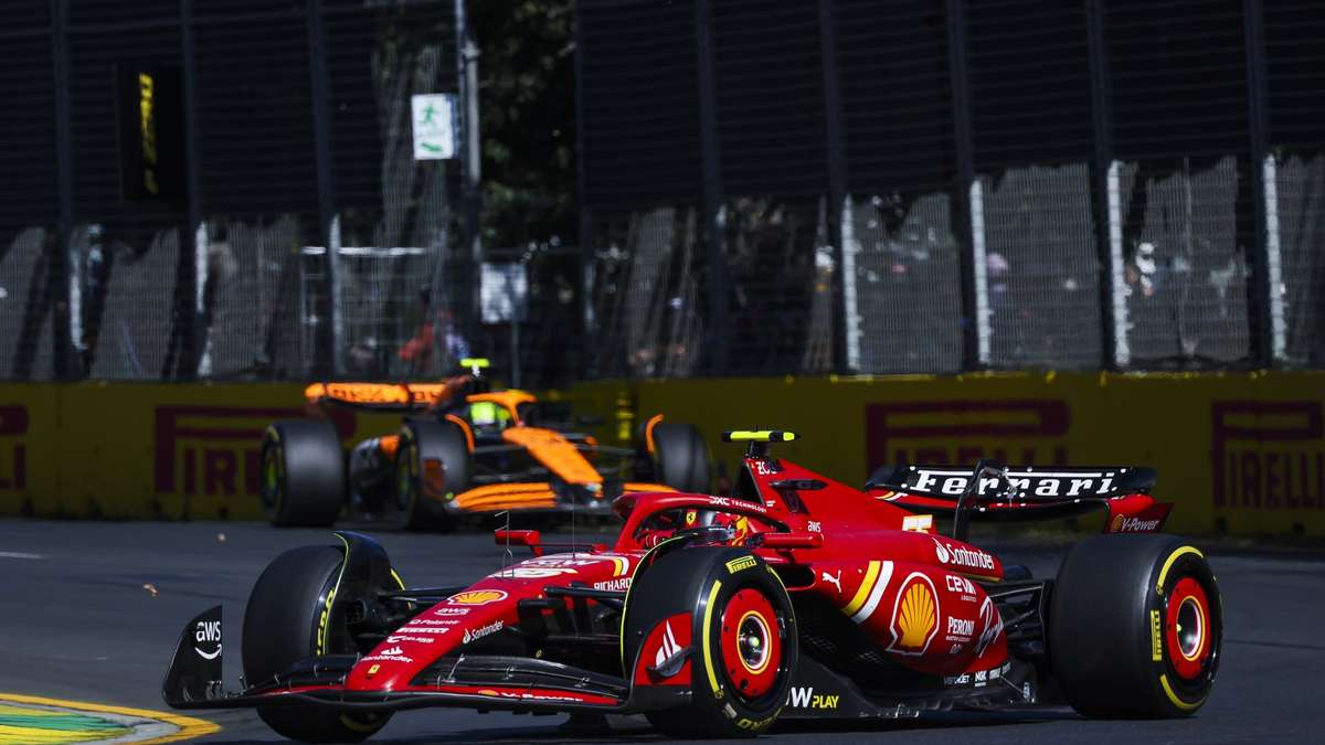 Sainz gana el GP de Australia tras pelea mientras Verstappen, Hamilton y Russell se marchan