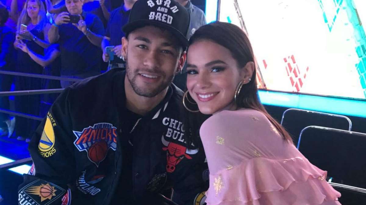 Bruna Marquezine and Neymar together at Anita's party?  The former couple should reunite at the singer's birthday in Miami