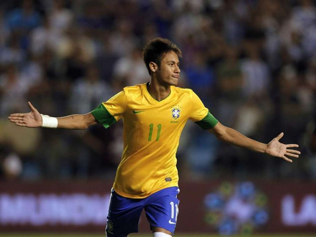 Com laterais brasileiros, Fifa define seleção do mundo em 2012