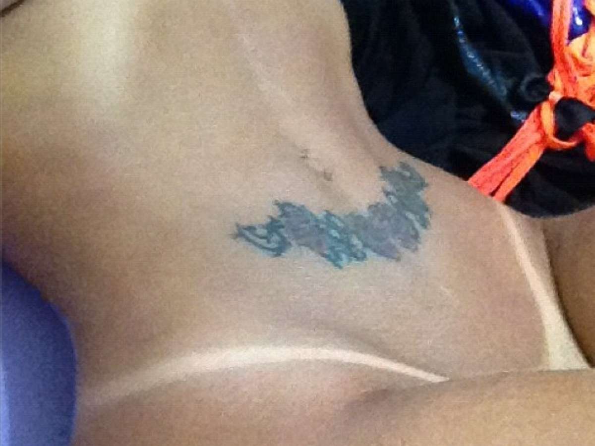 Andressa Urach posta foto sem calcinha para mostrar bronzeado.