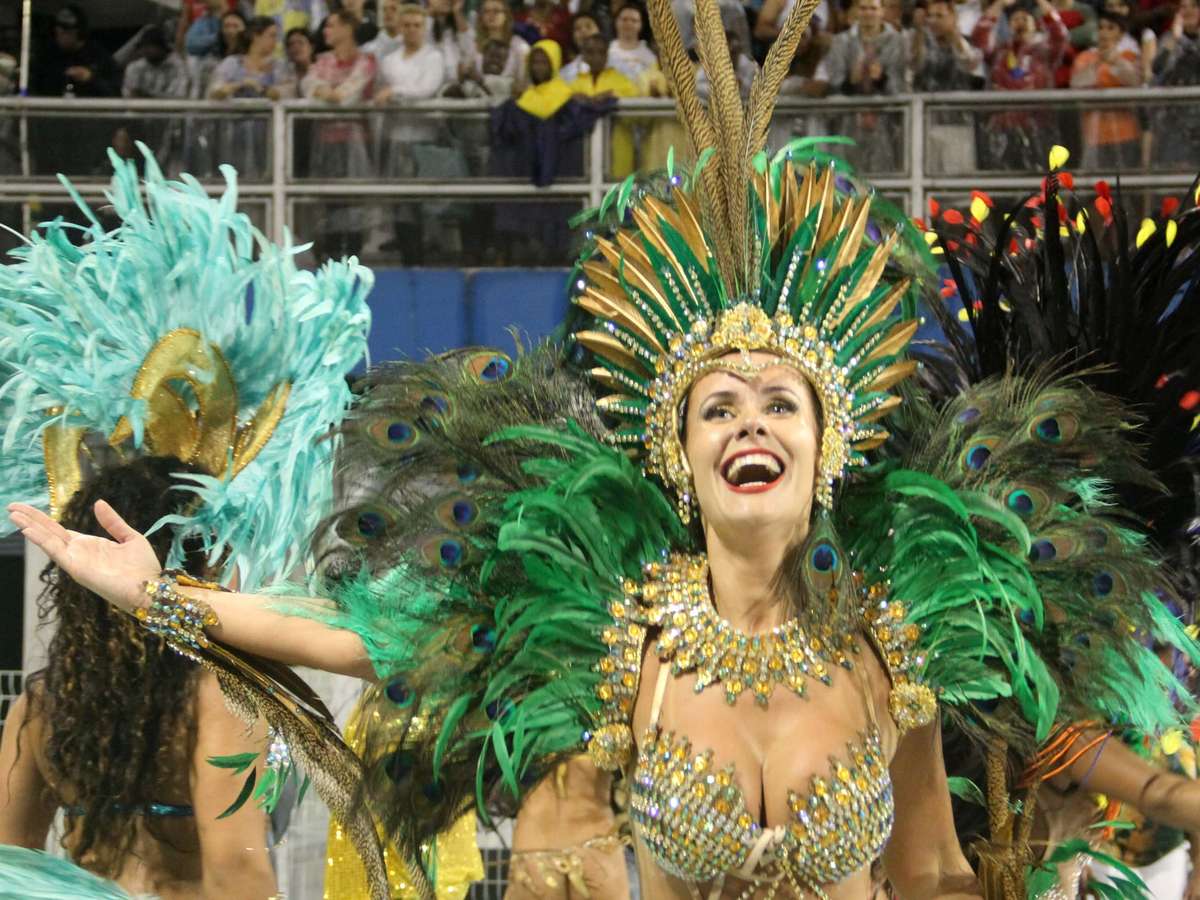 Lola Melnick supera tombo e estreia como rainha de bateria em SP