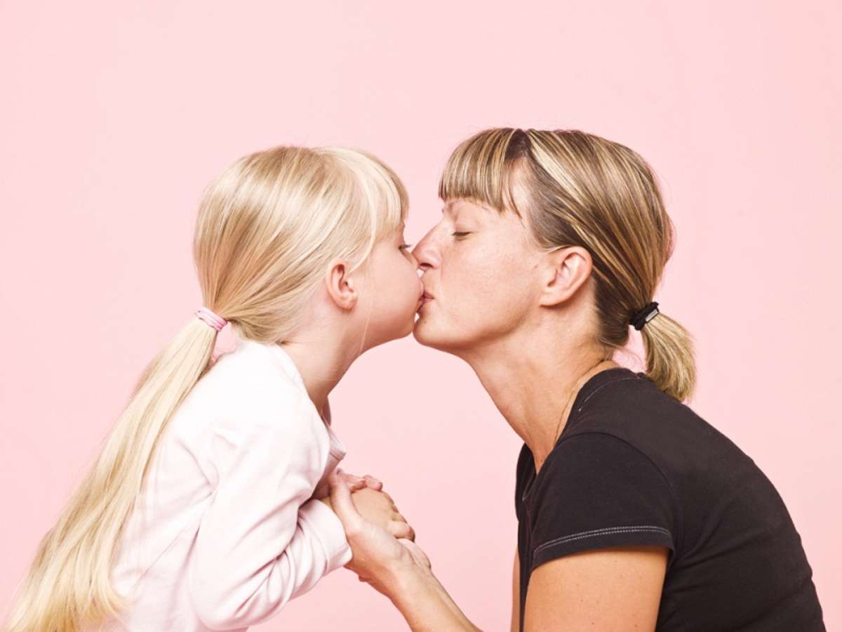 Лижет п маме. Мама с дочкой поцелуй. Мама целует дочку. Французский поцелуй с дочкой. Поцелуй матери и подростка.