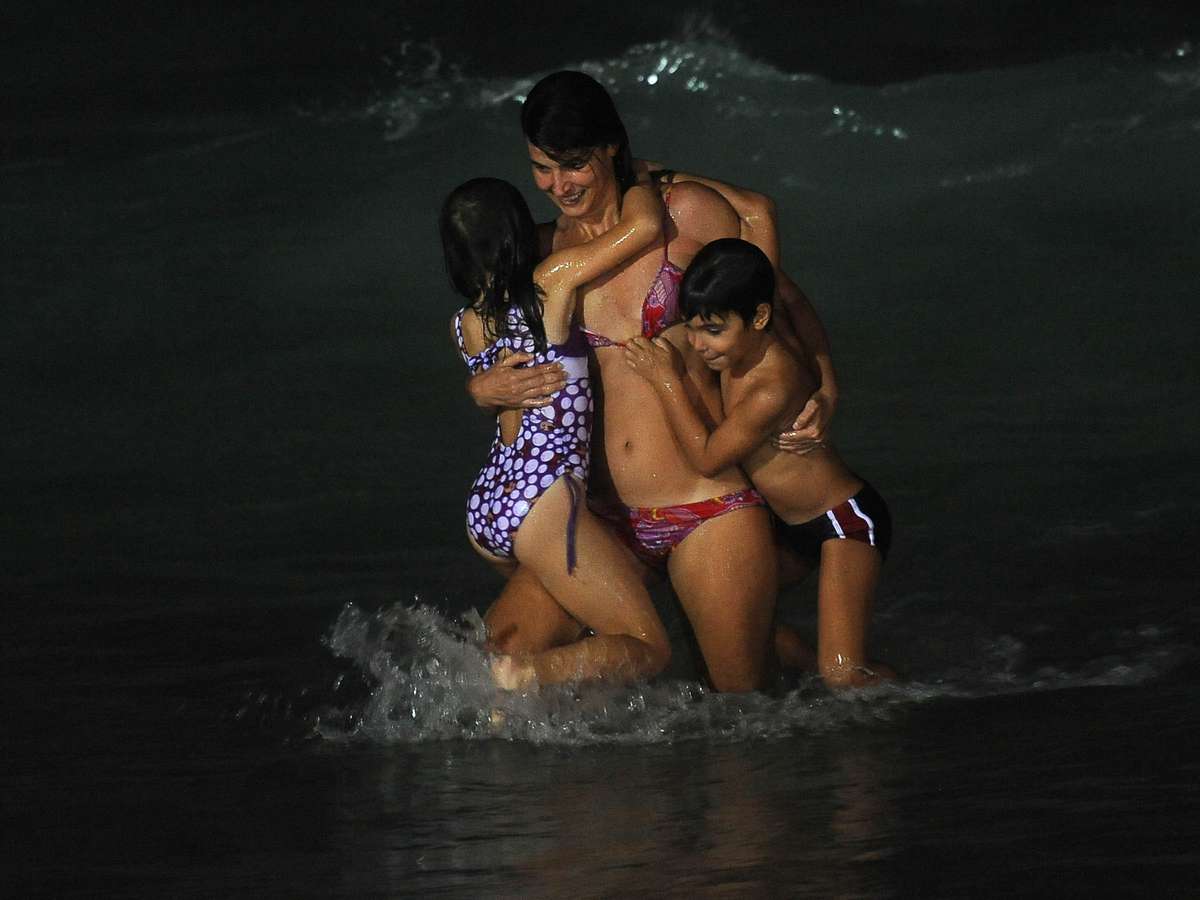 Com 30º à noite, cariocas aproveitam banho de mar noturno