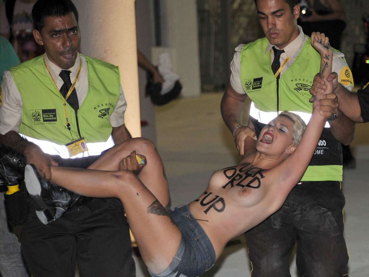 Feminista é barrada na porta do Maracanã e protesta com seios de fora