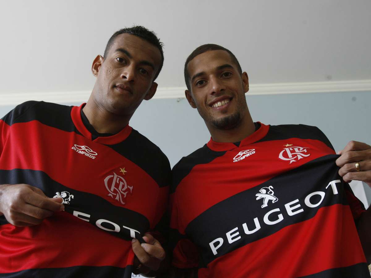 Paulinho e Diego Silva são apresentados e vestem camisa do Flamengo