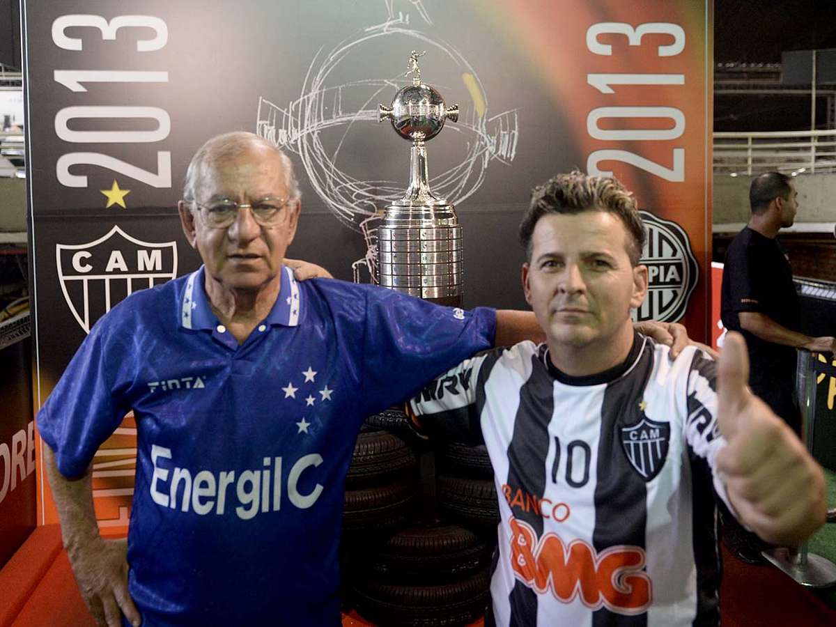 Atleticanos fazem fila para ver a taça do Mundial; cruzeirenses vão 'secar