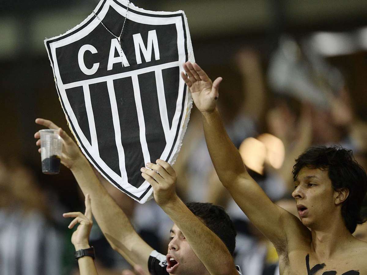 Cantor lança samba em homenagem a São Jorge com participação do ex-jogador  Júnior - Lance!