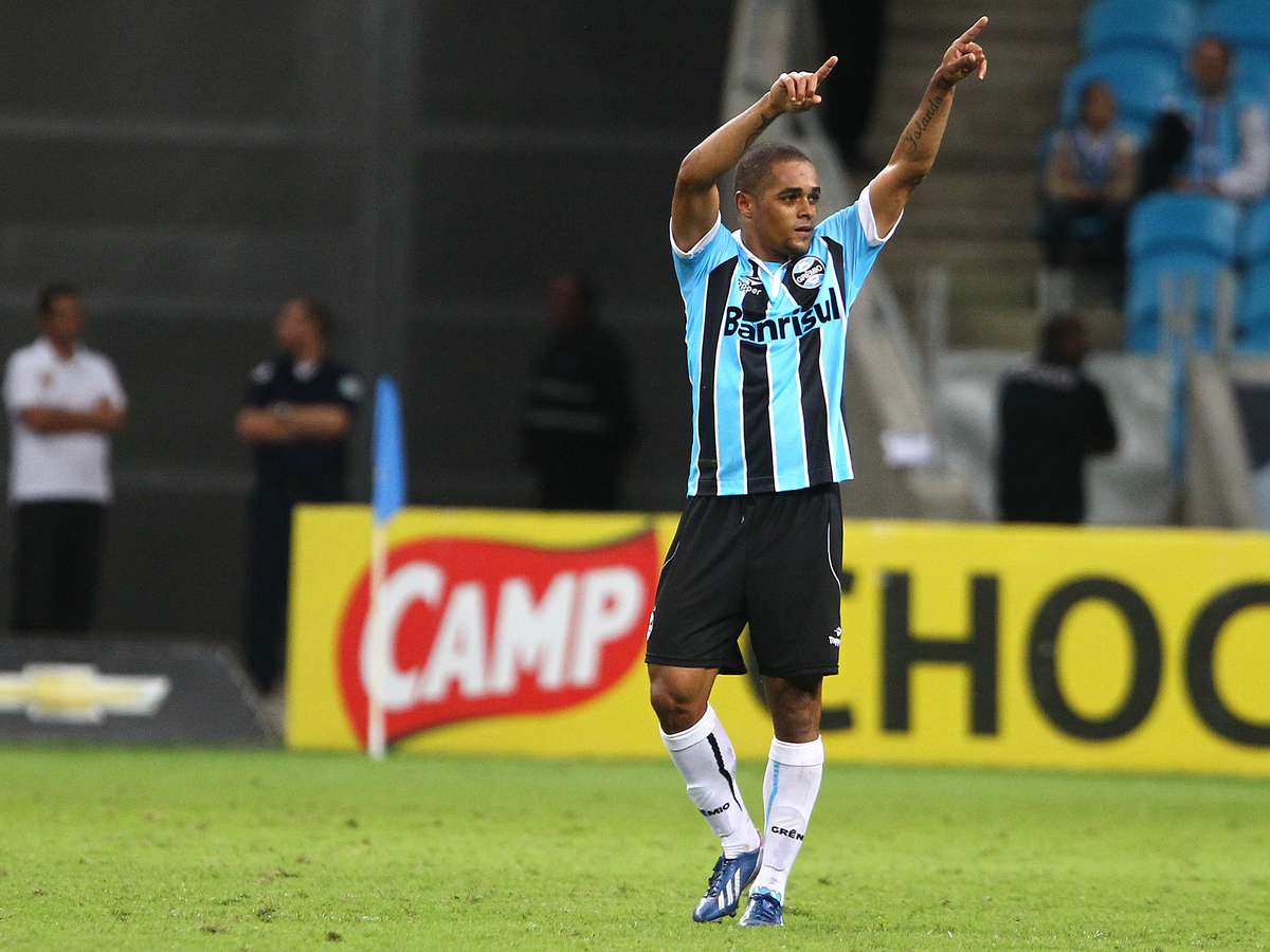 Coritiba acerta a contratação de meia do Grêmio; jogador se