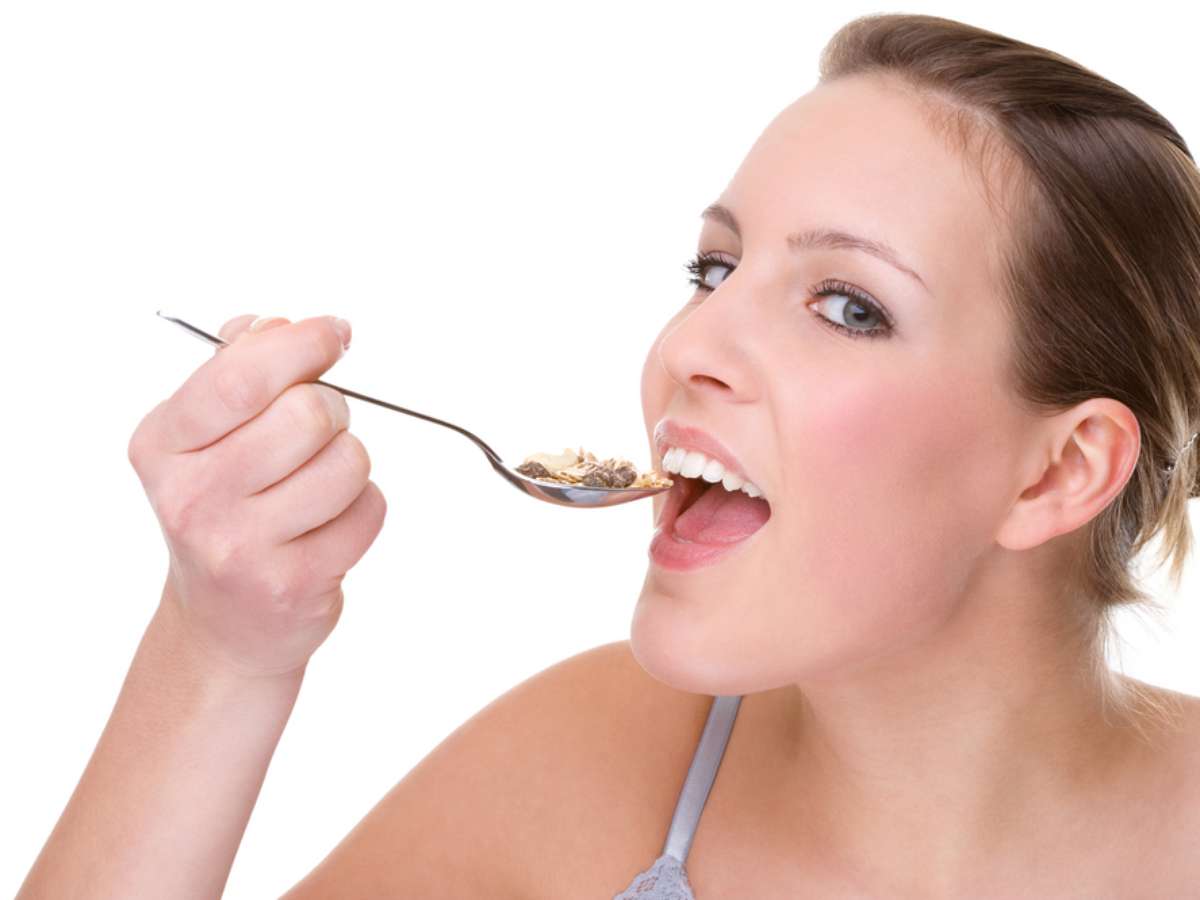 С чем пьют рот. Влияние напитков на зубы. Горьковатый привкус во рту. Bacardi белый ром. Вискарь с закуской.