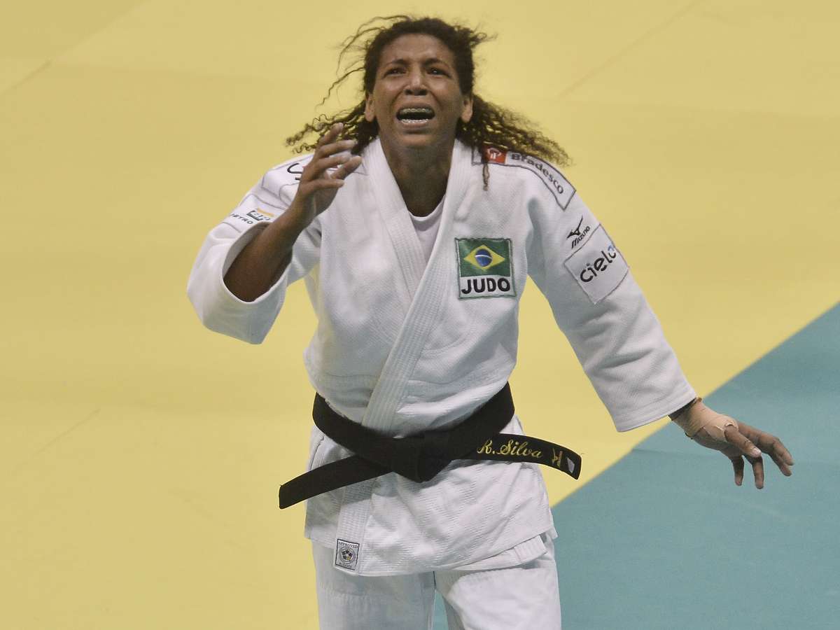 Rafaela e Deib Otoch recebem para a partida Brasil x Croácia pelas