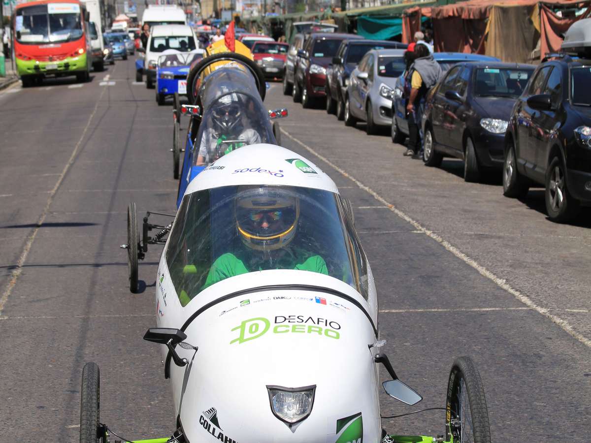 Corrida de carros elétricos movimenta cidade chilena