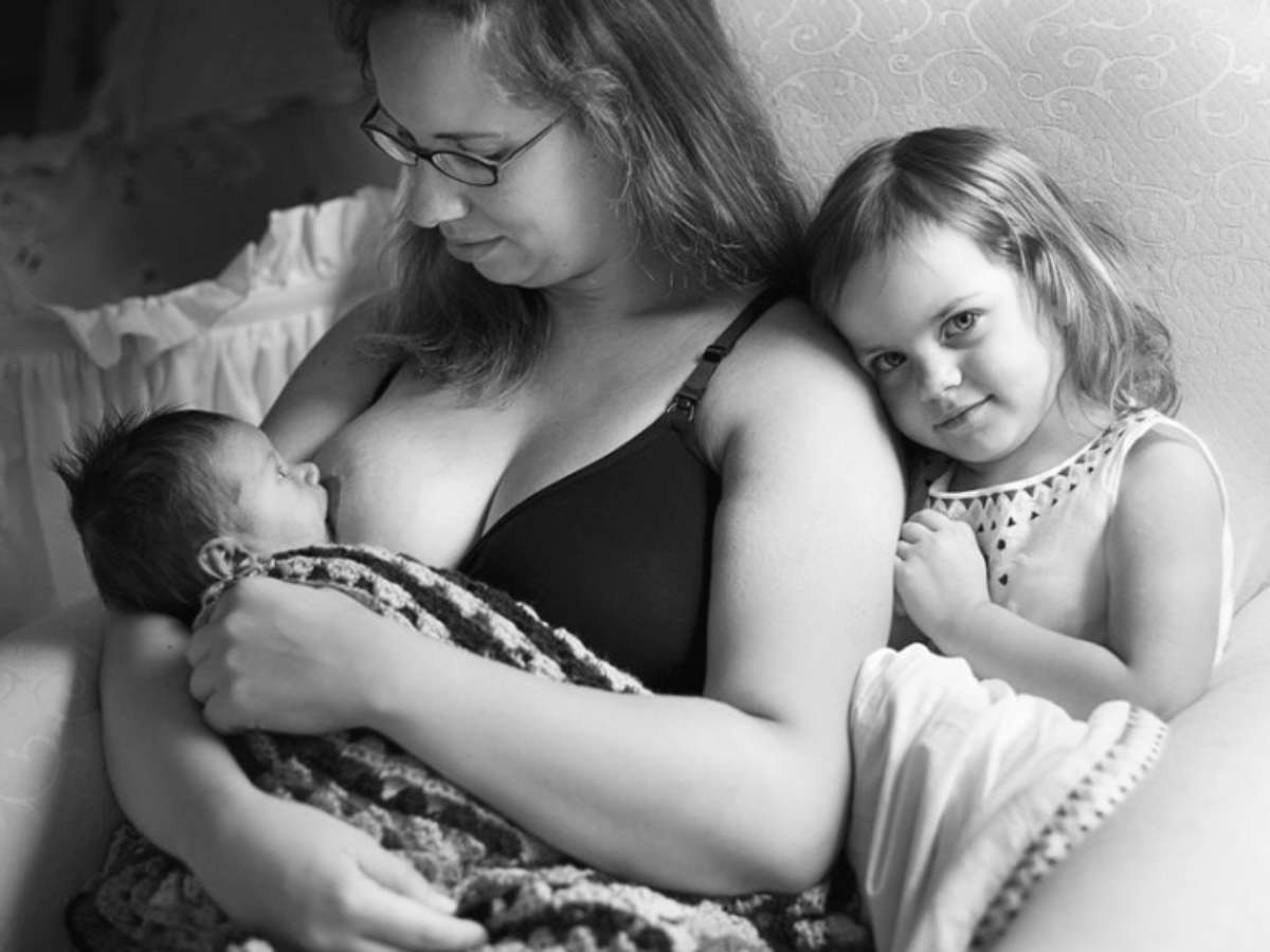 Мама показывает свое гол. Парамеева Breastfeeding. Кормит грудью. Кормление грудью домашнее. Грудь мамы.