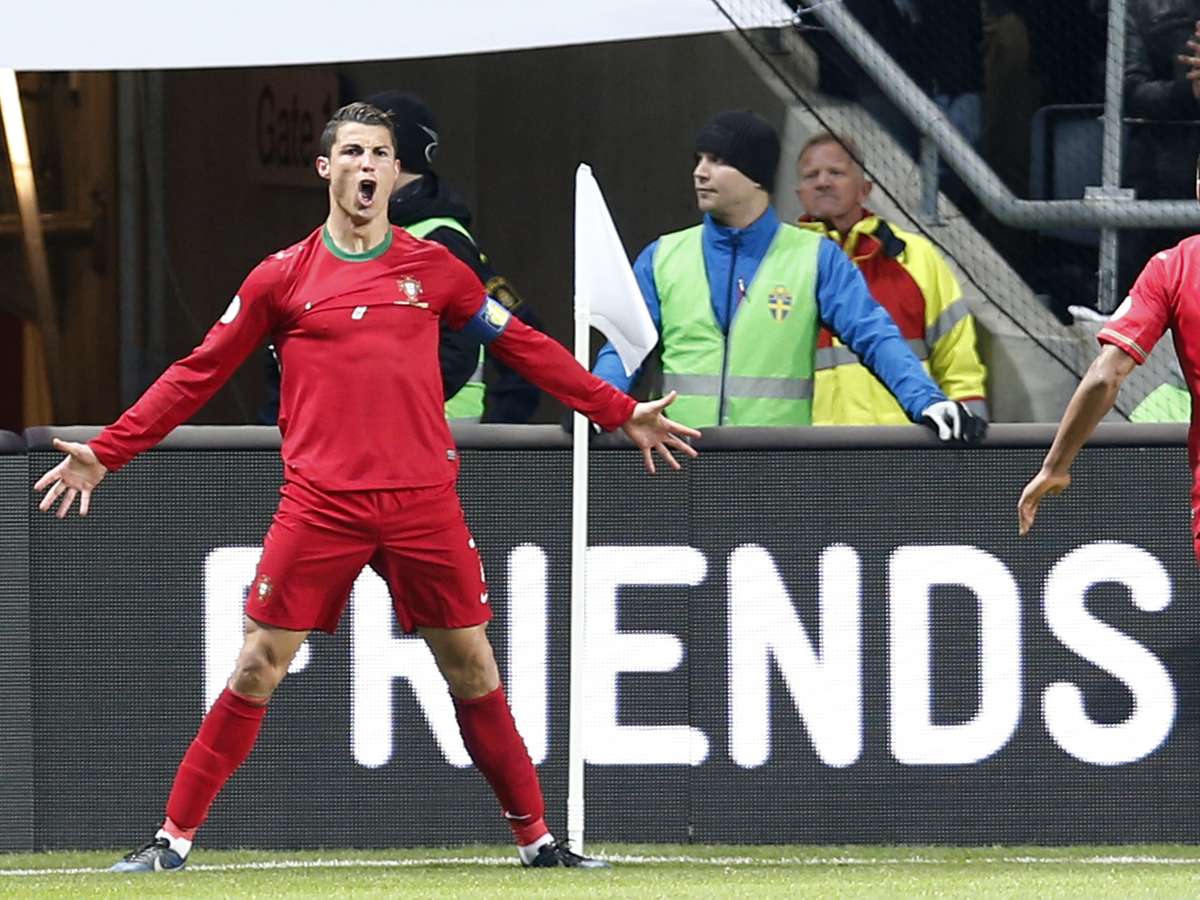 Medo de Cristiano Ronaldo? Ibrahimovic protege nariz em cobrança de falta  do português - Copa 2014 - Extra Online