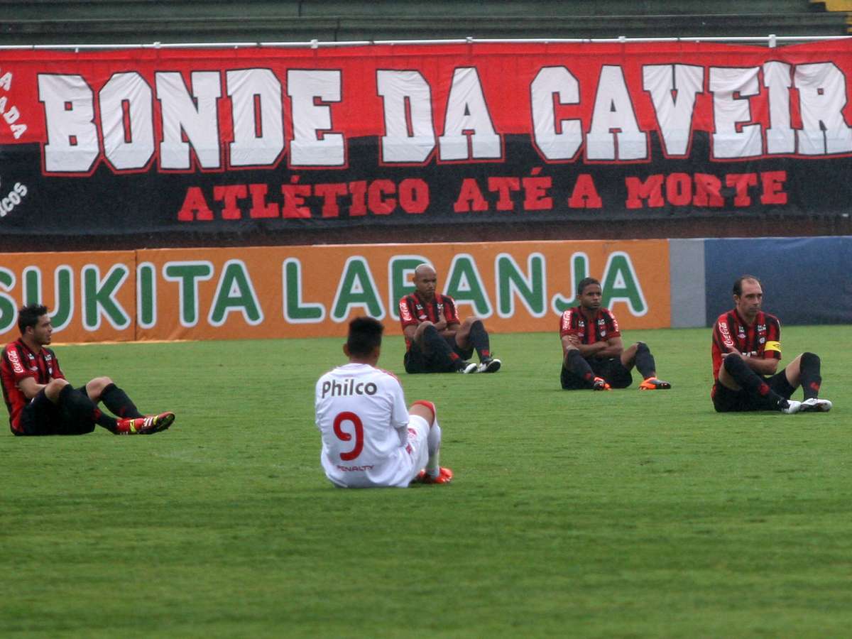 EXCLUSIVO  Jogadores do Flamengo fazem reunião a portas fechadas