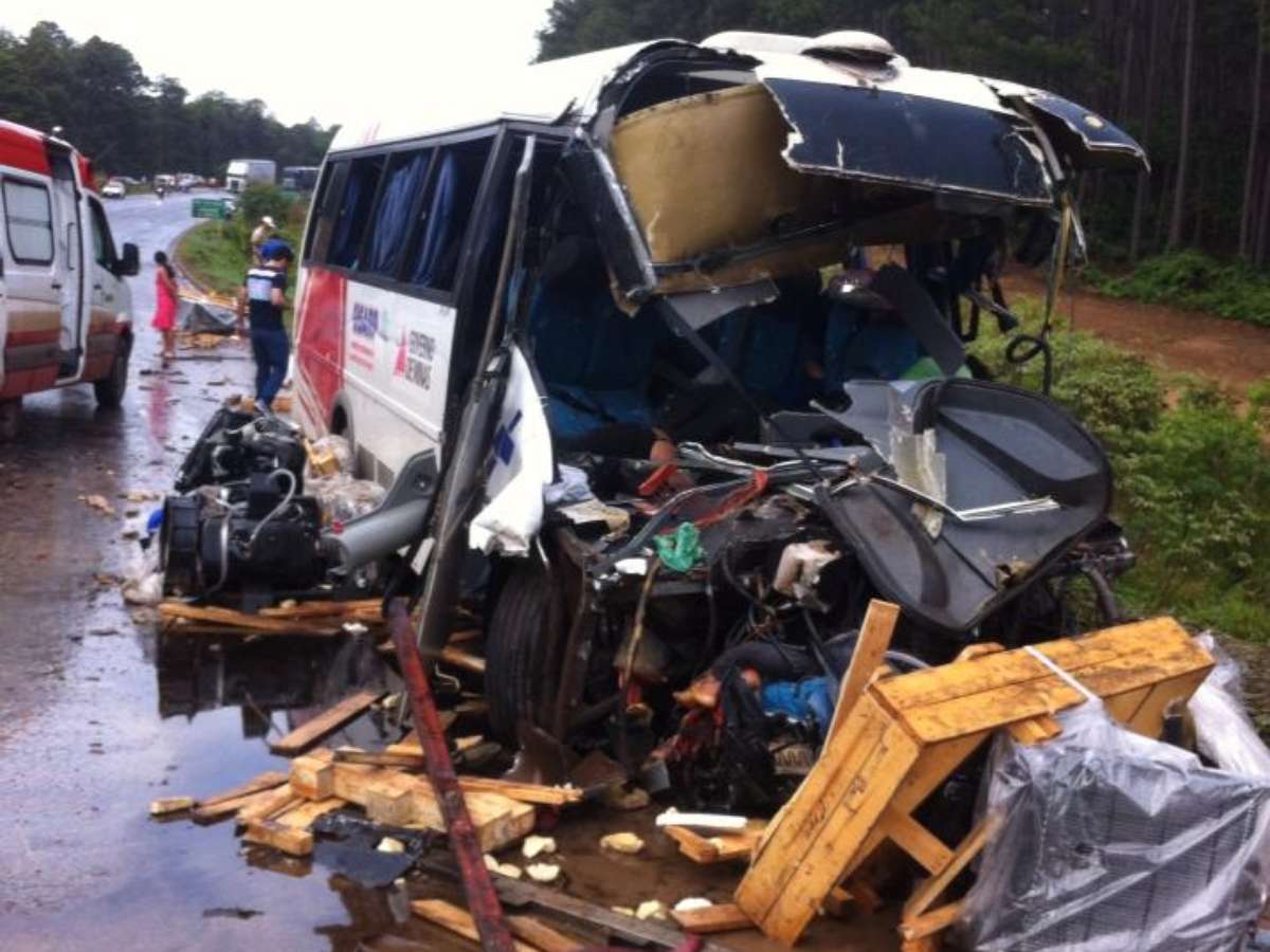 MG: acidente entre caminhão e micro-ônibus mata 14 pessoas