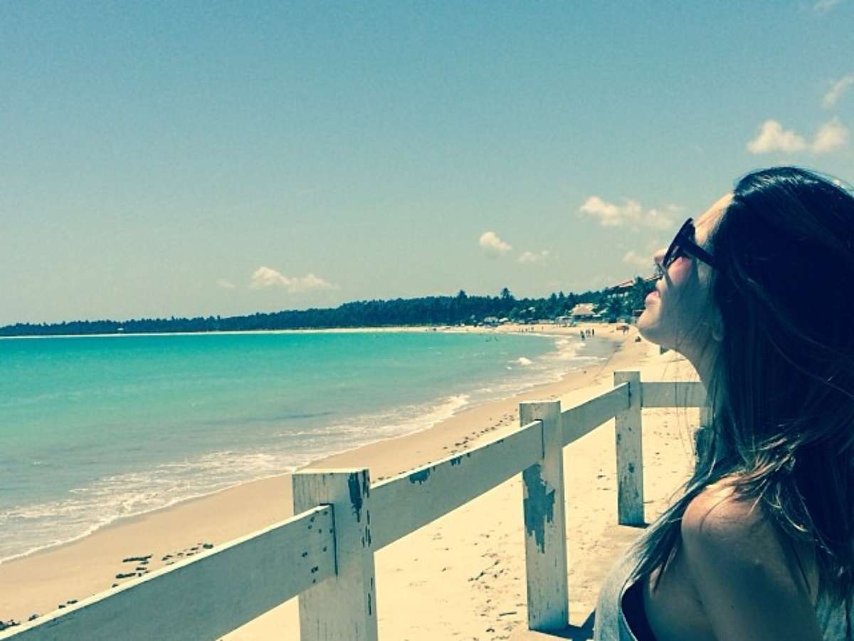 Giovanna Lancellotti curte sol em praia de Maceió