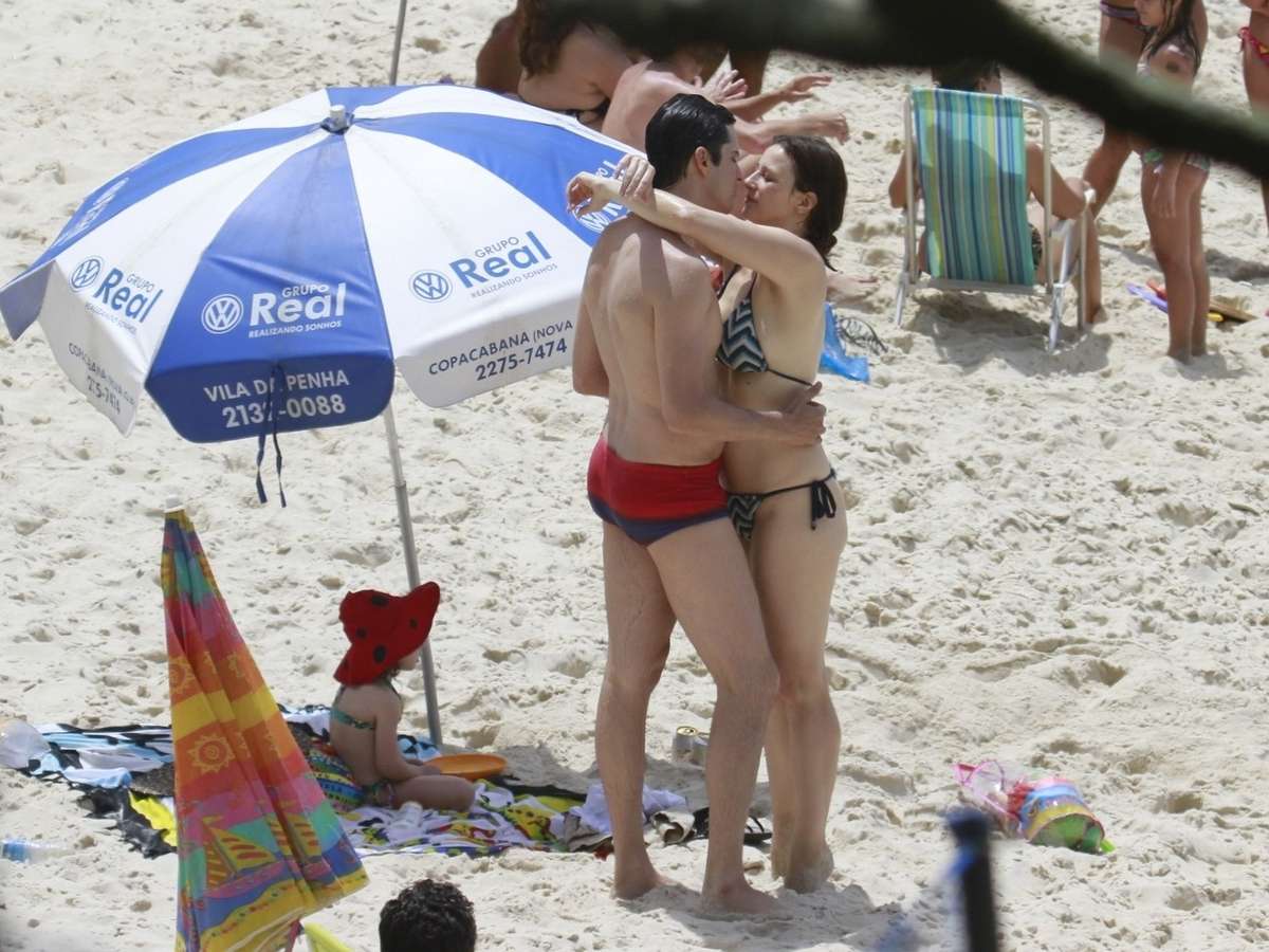 Em clima de romance, famosos trocam carícias nas praias