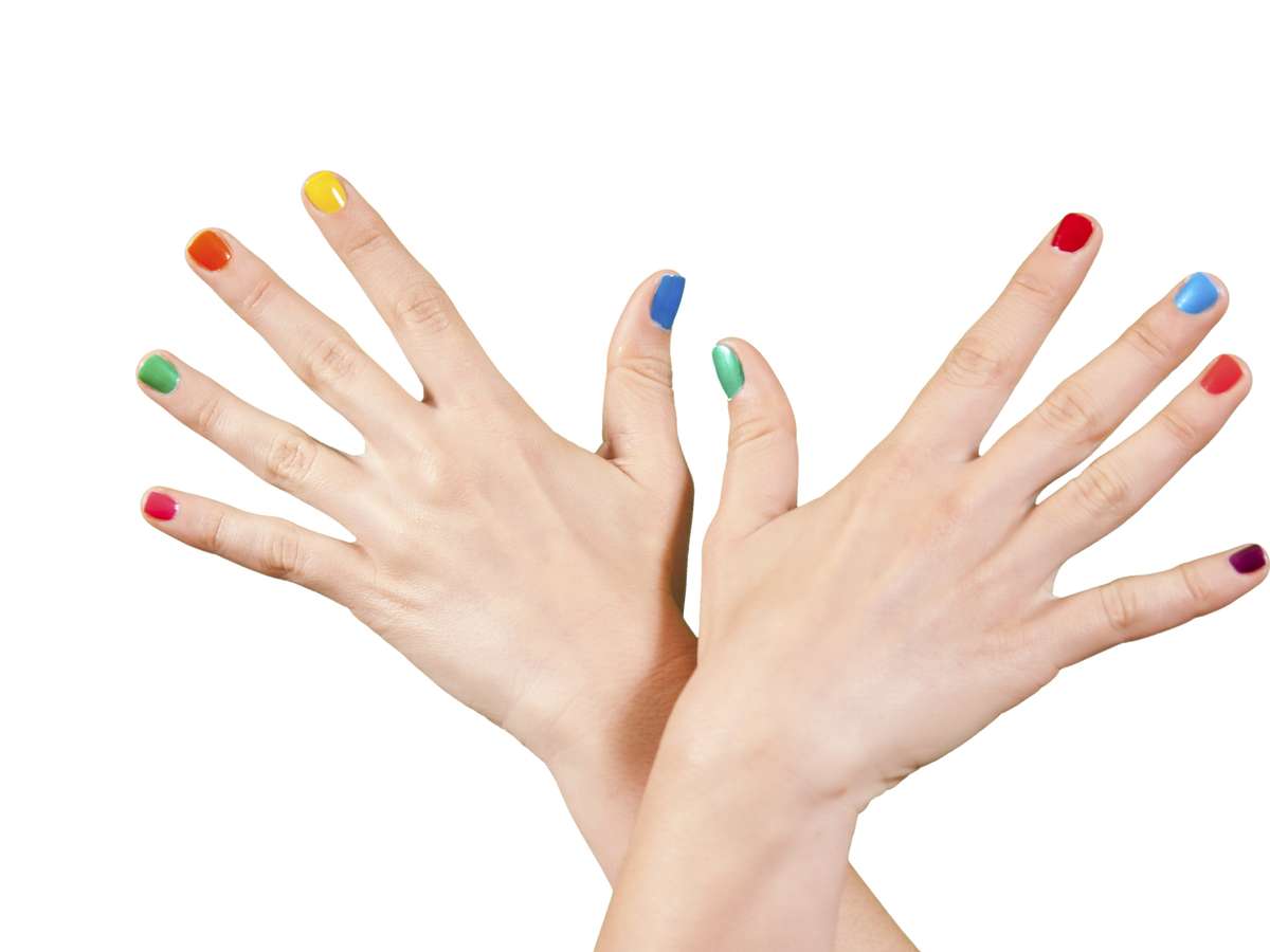 Detalhe das mãos de uma manicure pintando as unhas com um desenho de  esmalte preto