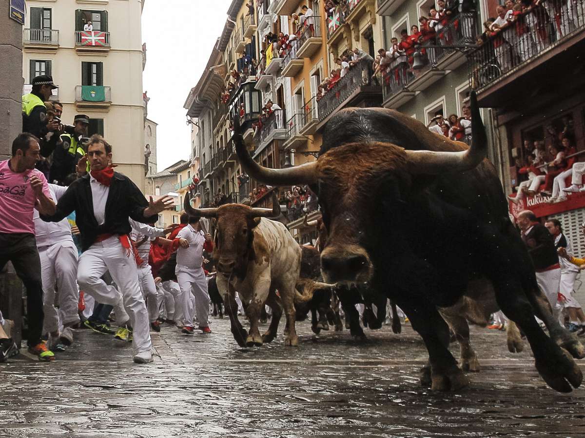 Cidade da Espanha substitui animais por bolas de isopor na corrida de touros