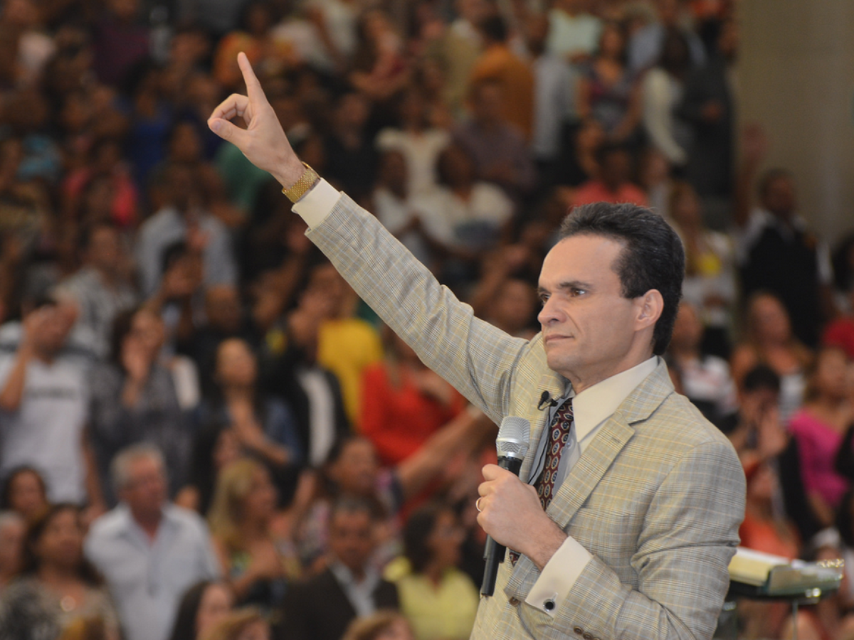 Culto vira comício e igreja faz até pesquisa eleitoral