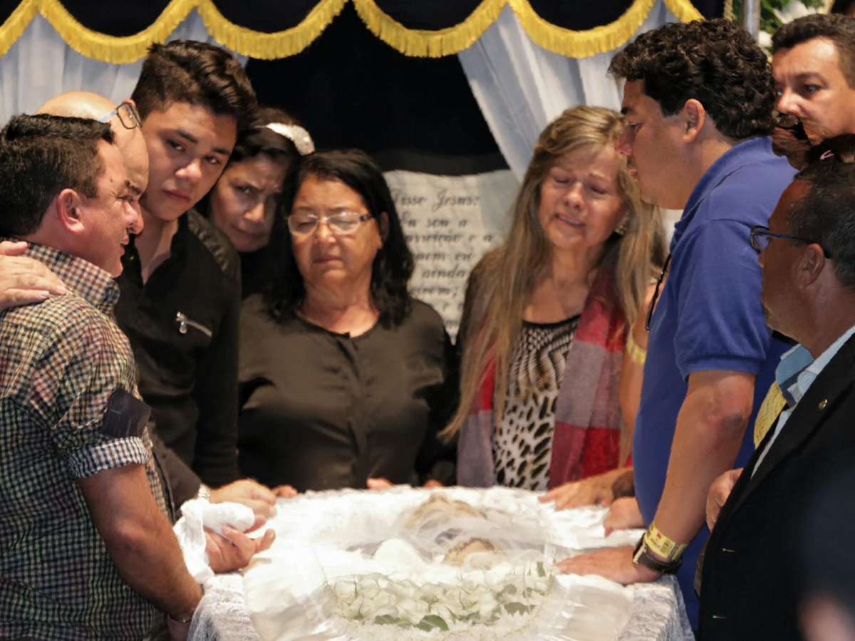 Amigos e parentes vão ao velório de Cristiano Araújo em Goiânia