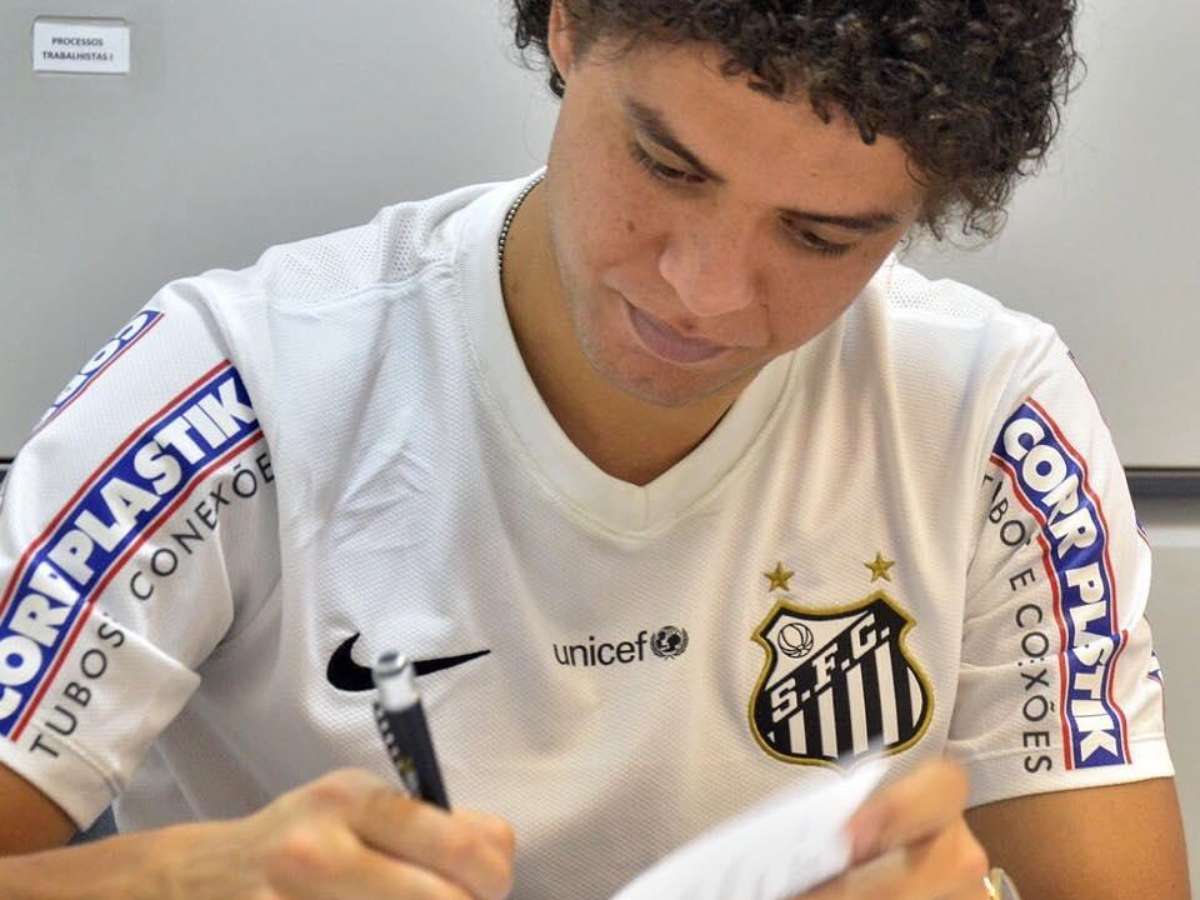 Santos assina pré-contrato com lateral-esquerdo do Vasco - Lance!