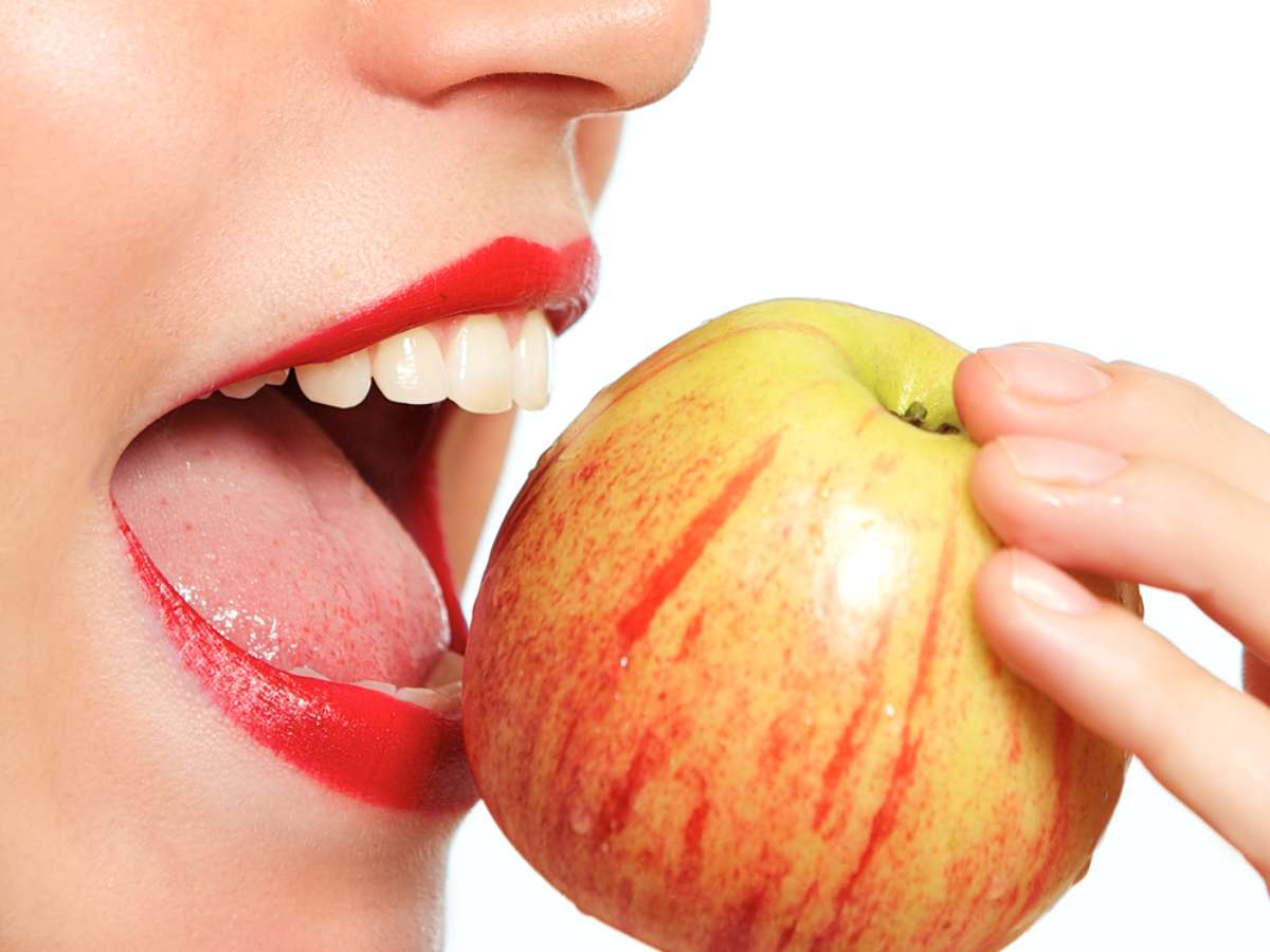 Вкус еда во рту причины. Кусает яблоко. Кушает яблоко. Фрукты во рту.