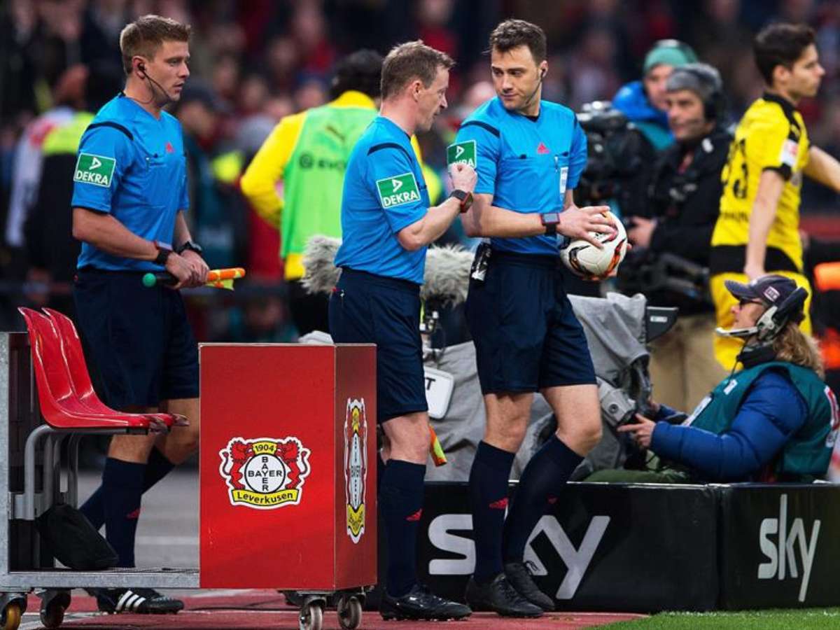 Na Bundesliga 2, uma arbitra expulsou um jogador, ao sair do campo ele  disse para ela