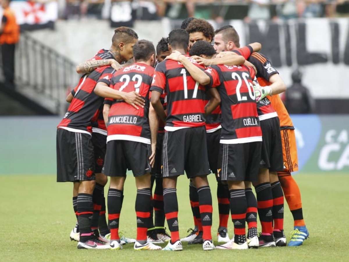 Flamengo homenageia jogadores que entraram em campo na final da