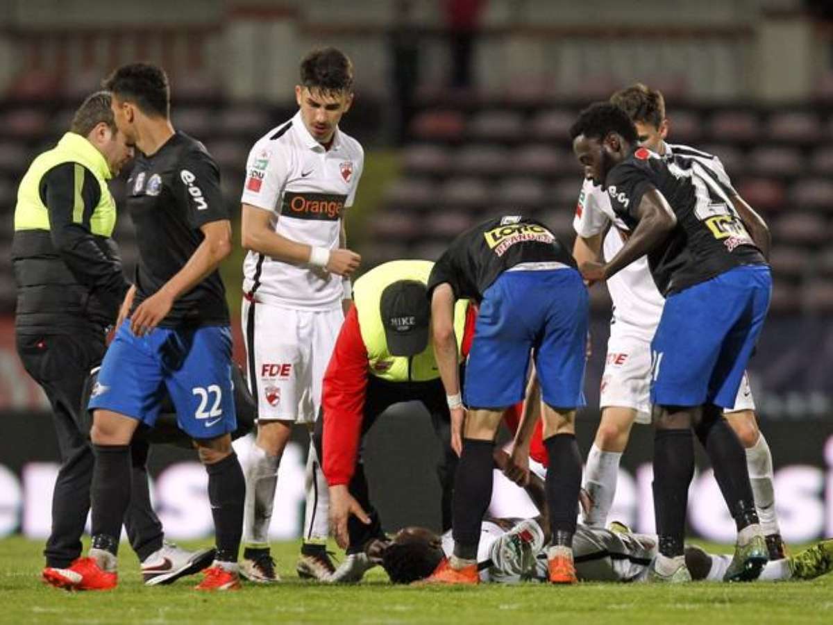 Jogador de futebol morre em campo após sofrer enfarte