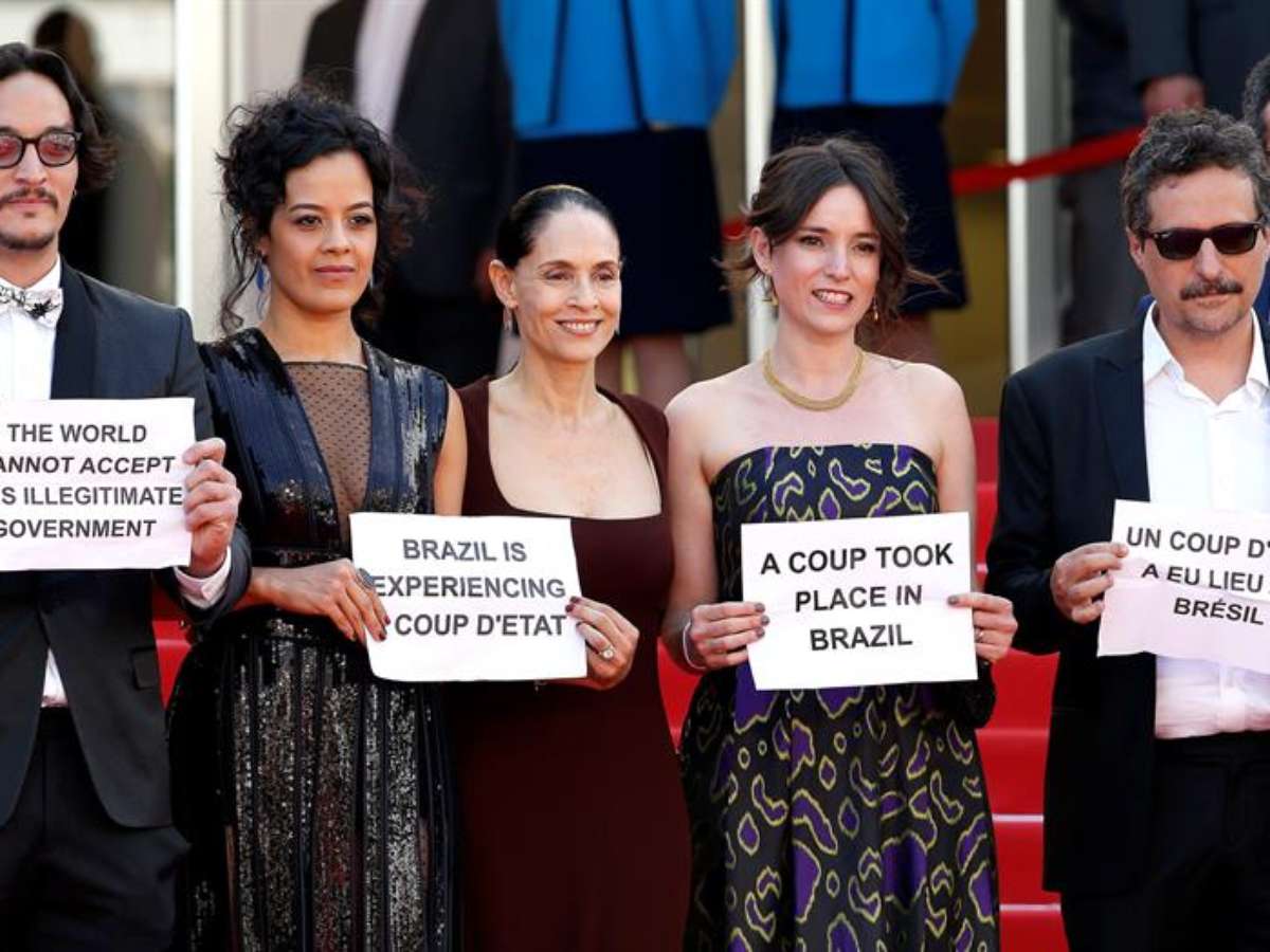 Equipe de filme brasileiro faz protesto em Cannes em defesa da