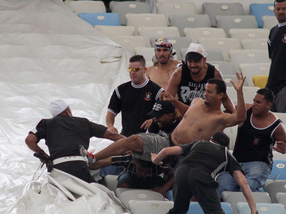 STJD pune Corinthians com perda de mando de campo por gritos homofóbicos da  torcida no Majestoso - Lance!