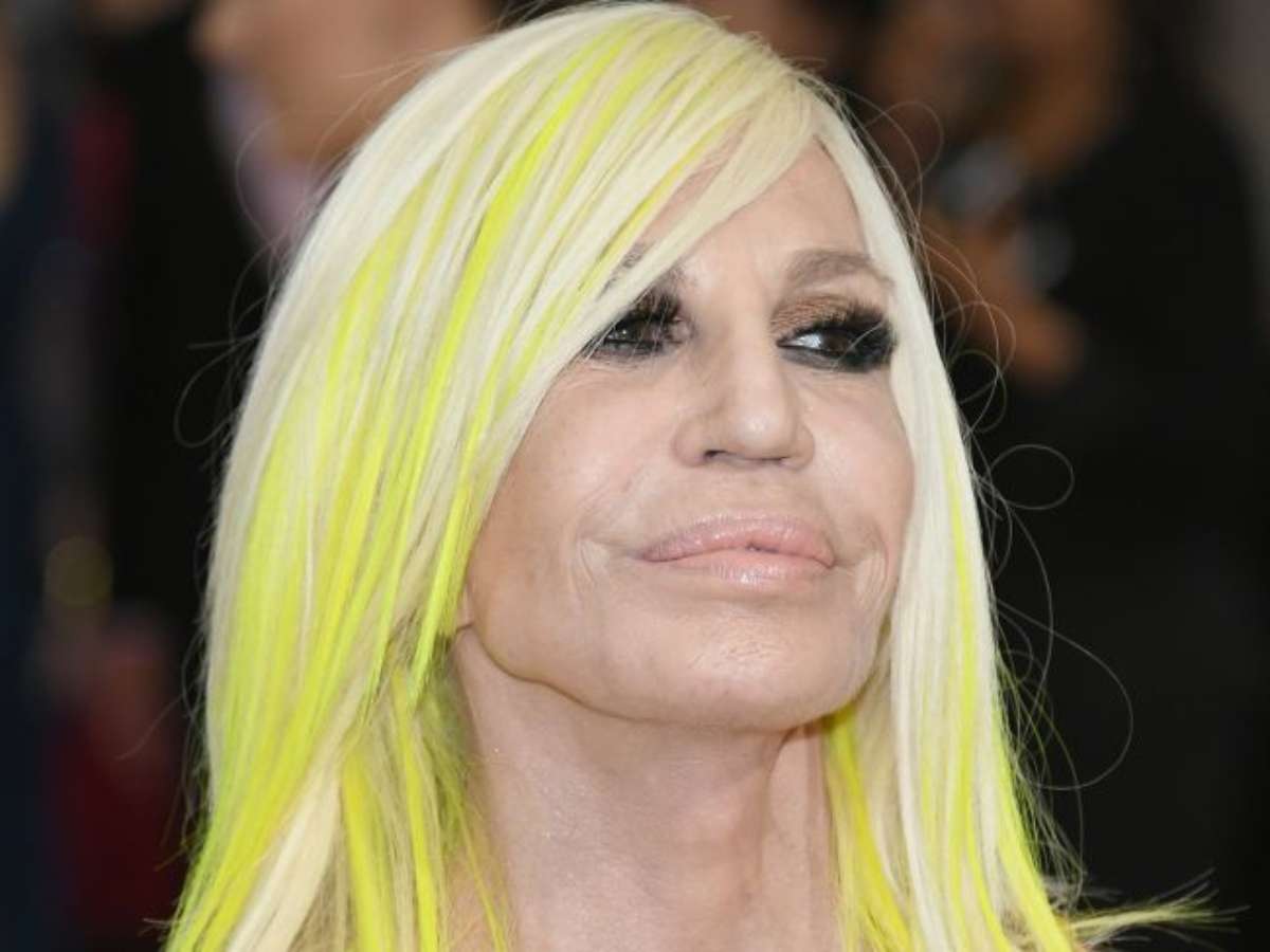 Pro Pele - E aos 63 anos Donatella Versace da literalmente a volta por cima  !! Não acham? Recriminada pelos procedimentos estéticos usados de maneira  inadvertida, a fera se transforma novamente em